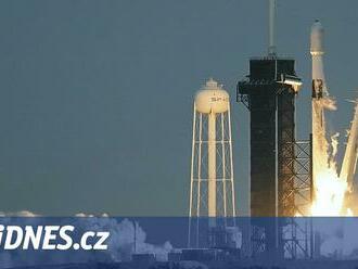 Raketa Falcon 9 vyrazila k Měsíci, veze arabské vozítko a japonský modul