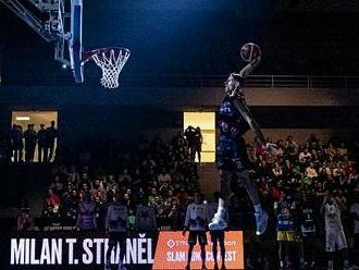 Plameny i smeč přes dva kamarády. Basketbalové hvězdy bavily, zářili Brňané