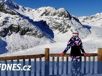 Oblouky u největšího alpského ledovce. Aletsch Arena je prozářená sluncem