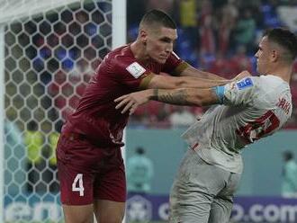 Xhaka a Shaqiri vpašovali do osláv politiku. Provokovali aj Srbi na tribúnach