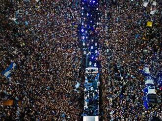 Králi pristáli doma a Buenos Aires je hore nohami. Pozrite si fotografie