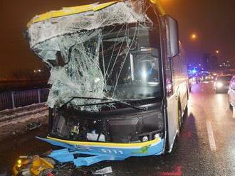 Hrozivá nehoda v Košiciach: Po zrážke autobusu a posýpača sedem zranených