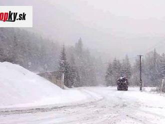 AKTUÁLNE Katastrofa na cestách: FOTO Neprejazdná Čertovica, skrížené kamióny! Horské priechody bojujú so snehom