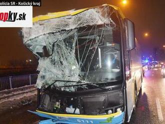 Vážna zrážka vozidla MHD s posypovačom: V autobuse sa viezli cestujúci: Hlásia niekoľko zranených!