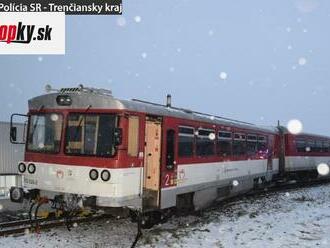 Pri zrážke auta s vlakom sa v Bánovciach nad Bebravou zranila vodička