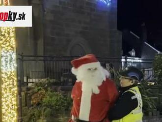 Bizarný policajný zásah v Anglicku! Santa dobil Grincha: VIDEO Chcel ukradnúť vianočné osvetlenie