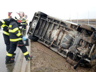 Na dálnici D11 u Lochenic havarovala ve směru na Hradec Králové od Jaroměře dodávka s přívěsem.…