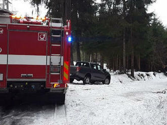 Nákladní auto převážející vytěžené dřevo se převrátilo u Mariánských Lázní. Nehoda je bez zranění.…