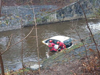 Pražští profesionální hasiči, včetně potápěčů, zasahovali u Botiče ve Vršovicích. Auto tam sjelo do…