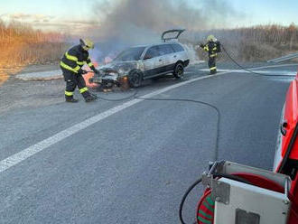 Požár osobního automobilu mezi Kladnem a Buštěhradem zlikvidovali profesionální hasiči z Kladna…