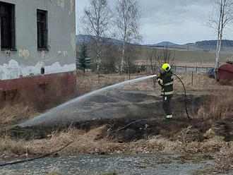 Místní jednotky HZS a SDH Klatovy zaměstnal požár porostu na ploše přibližně 10 × 10 metrů v…