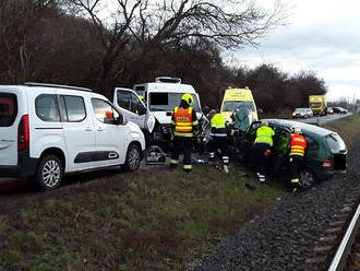 Dvě jednotky vyjely k dopravní nehodě osobního auta a dodávky u obce Třeboutice, dva lidé byli…