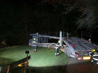 V Prokopském údolí v Praze hasiči vyprošťují nákladní auto, které uvízlo na rozbahněné cestě.