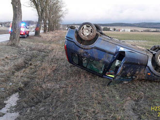 Mezi Tachovem a Ctiboří havarovalo osobní auto. Jedna osoba je v péči ZZS, vozidlo je na střeše…