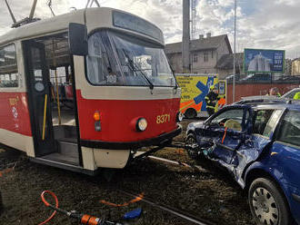 Pražští hasiči zasahovali v ulici Ocelářská u střetu tramvaje s osobním automobilem.