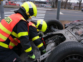 Ostravští hasiči otáčeli havarovaný renault na kola, trefil označník MHD