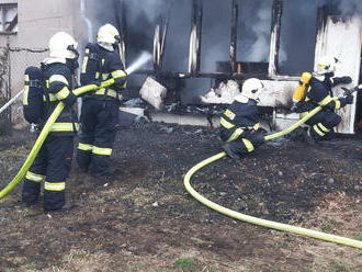 Hasiči ze stanic Louny a Bitozeves a dobrovolní hasiči obcí Postoloprty a Lenešice likvidovali…