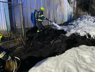 Požár hromady starých pneumatik likvidovali v průmyslové zóně Kladna profesionální hasiči z Kladna…