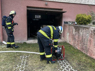 Několik jednotek hasičů likvidovalo požár ve sklepních prostorech rodinného domu ve Stárkově,…