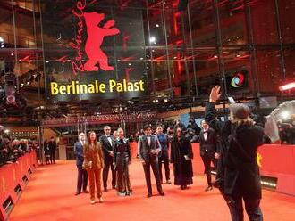 Začal festival Berlinale. Režisér Ozon v remaku slavného filmu udělal z žen muže