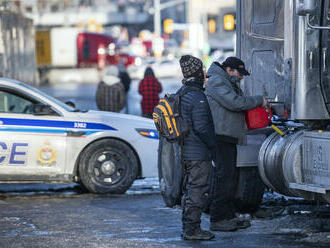 Ottawa nevie, čo s kamiónmi z protestu. Odtiahnuť ich je nemožné