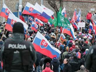 Pred parlamentom protestujú proti obrannej dohode. Polícia uzatvorila premávku