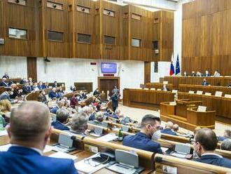 SaS podáva pre vyhrážky poslancom trestné oznámenie, pridalo sa aj OĽANO