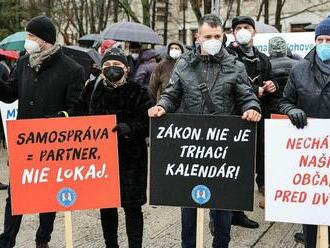 ZMOS protestovalo pred Úradom vlády proti prijímanej legislatíve stavebného zákona