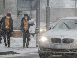 Severné i stredné Slovensko zasiahne sneženie, na horách tiež silný vietor