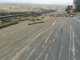 Na D1 pri Trenčíne sa zrazilo sedem vozidiel, štyria ľudia sa zranili