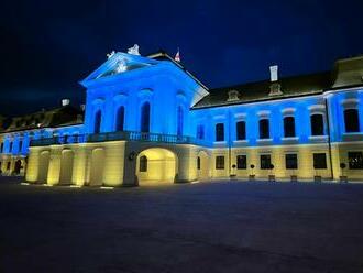 Prezidentský palác na znak solidarity s Ukrajinou svietil na žlto-modro