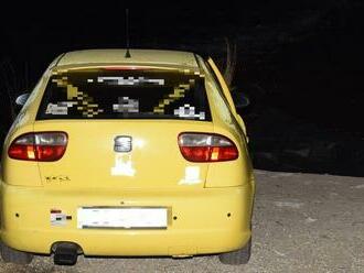 Auto s dieťaťom vo vnútri sa dalo do pohybu. Šofér zomrel pri pokuse zastaviť ho