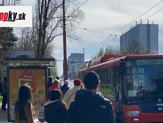 Autobus košickej MHD zachytil chodca: Utrpel ťažké zranenia, prípad vyšetruje polícia