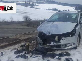 Zrážka osobného auta a vlaku v Tvrdošíne sa skončila bez zranení