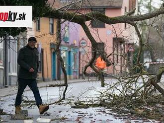 VIDEO Víchrica Eunice bičuje Európu: Vyžiadala si najmenej osem životov, komplikácie spôsobila aj v Británii