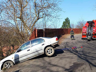 Jednotka ze stanice Ústí nad Labem vyprostila navijákem osobní auto, které sjelo přes hranu silnice…