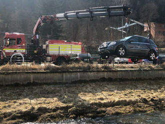 Jednotka HZS Kraslice zasahovala v pátek před polednem u dopravní nehody osobního automobilu, kdy…