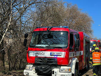 V ulici U kolejí na Veleslavíně zasahují hasiči z Petřin a Holešovic u požáru střechy řadové garáže…