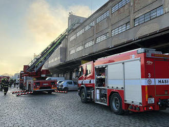 Několik hasičských jednotek bylo vysláno v Praze k nahlášenému požáru v areálu nákladového nádraží…