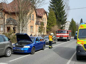 Hasiči zasahují u dopravní nehody tří osobních automobilů v obci Smržovka na Jablonecku. Zraněné…