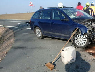 Na křižovatce silnice č. 326 s odbočkou na Podoliby se střetl osobní automobil a dodávka. Dodávka…