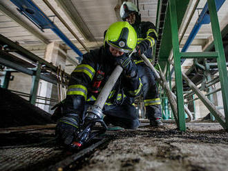 Škoda způsobená požárem sila se 120 tunami řepky v Dobrušce překročila milion korun