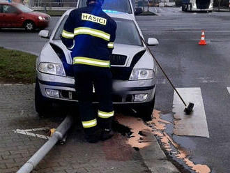 Na křižovatce ulic Jateční a Rokycanská v Plzni narazil osobní automobil do semaforu. Hasiči…