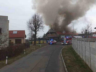 V Lánech na Důlku likvidují hasiči požár novostavby rodinného domu. Na místě je 5 jednotek, velitel…