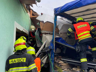 Nákladní vůz narazil v Březnici na Zlínsku do rodinného domu, v době nárazu se uvnitř domu nikdo nenacházel