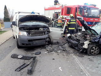 U obce Přílepy v okresu Kroměříž se srazila dodávka s osobním automobilem, hasiči vyprošťovali