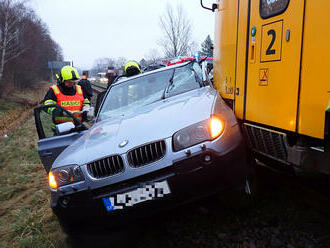 Po střetu s vlakem v obci Zašová na Vsetínsku zůstala žena v osobním automobilu zaklíněná, hasiči ji vyprostili