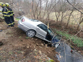 Hasiči zasahují v ulici Mládkova v Praze, kde sjelo osobní auto do potoka. Za pomocí speciální…