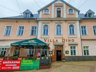 Hotel Villa Dino *** pri kolonáde s kúpeľmi, masážou aj zábalmi, welcome drinkom a polpenziou.