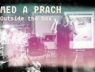 Med a prach / Outside the box 01